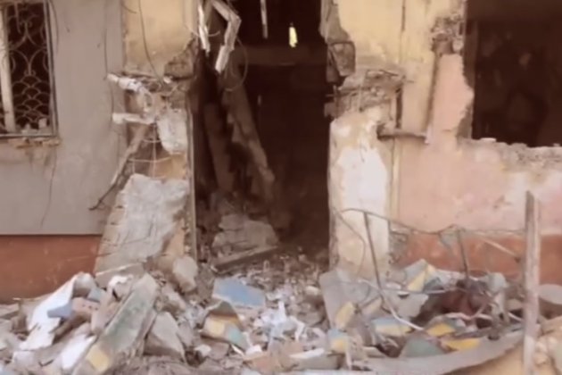 Наслідки обстрілів: у Маріуполі обвалився будинок, загинули три людини (відео)