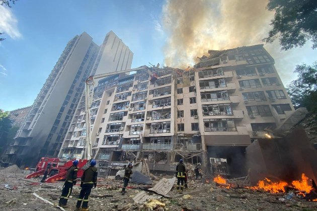 Російська ракета знесла три поверхи житлового будинку у Києві (оновлено)
