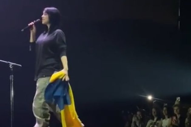 Біллі Айліш заспівала на своєму концерті з українським прапором (відео)