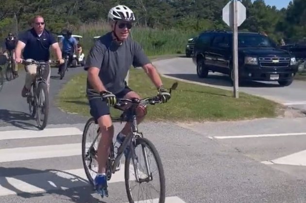 Джо Байден хотів привітати прихильників і впав з велосипеда (відео)