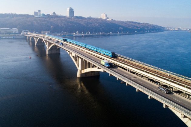 У Києві відновлюють рух авто мостами Патона й Метро