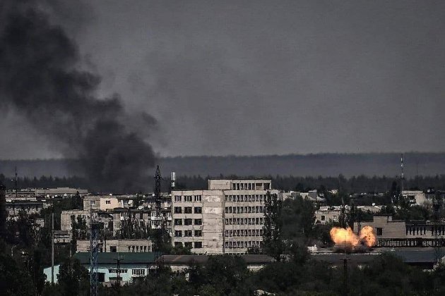 Загарбники пошкодили 52 будинки на Луганщині, склад із метанолом і лікарню (фото)