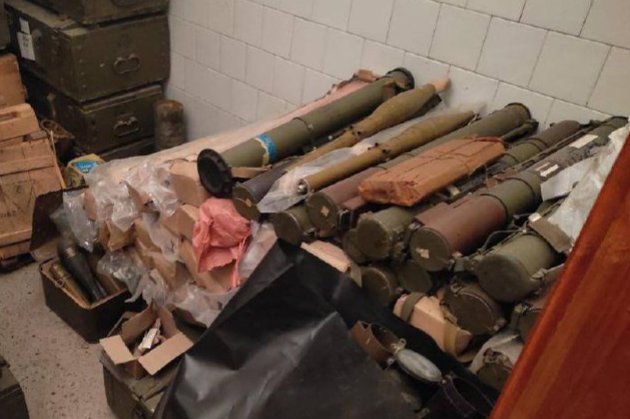 ЗСУ передали великий арсенал зброї, виявлений на Донеччині — ДБР