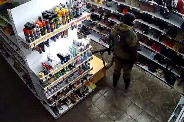 СБУ показала, як російські військові грабували магазин на Сумщині (відео)