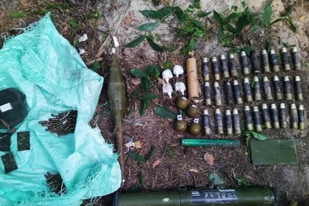 Біля Ворзеля на Київщині виявили цілий арсенал зброї, яку залишили окупанти (фото)