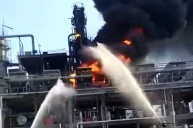 У Ростовській області рф спалахнув нафтопереробний завод (відео)