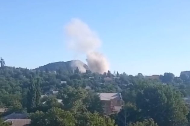 В окупованому Перевальську чути вибухи на базі російських військових (відео)