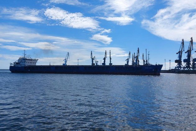 Росіяни почали вивозити крадене зерно кораблями з окупованого Бердянська