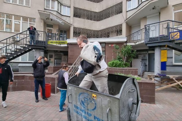 Колишнього нардепа Тараса Чорновола облили зеленкою та кинули в смітник (відео)