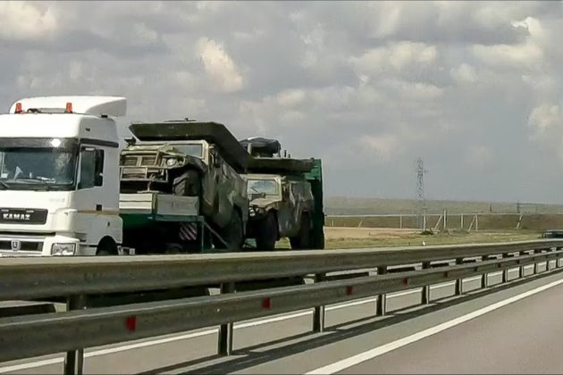 Росіяни у Криму перевозять бронетехніку на цивільних фурах (фото)