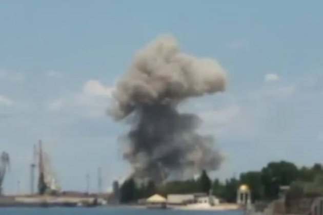 У Бердянську пролунало кілька вибухів на території морського порту (фото, відео)