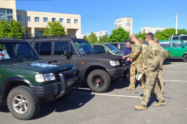 Депутати дозволили військовим їздити на авто з правим кермом