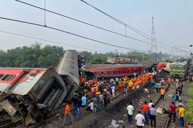 Зіткнення потягів у Індії: кількість загиблих зросла до 288 людей (відео)
