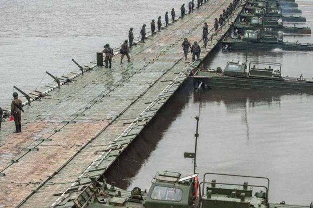 Окупанти звели понтонну переправу після удару по Чонгарському мосту — «Схеми» (фото)