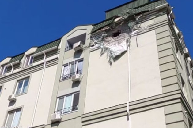 Росіяни завдали удару по житловому будинку в Херсоні. Є поранені (відео)