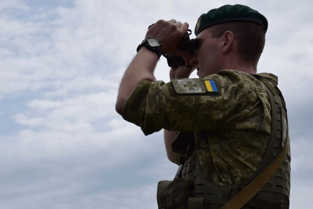 «Запрошуємо на борщ». Українські та білоруські прикордонники обмінялись зверненнями (відео)