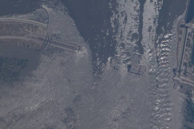 У мережі опублікували перший супутниковий знімок зруйнованої Каховської ГЕС (відео)