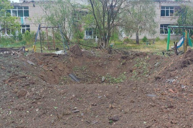 Росіяни скинули дві авіабомби на Херсонщину, одна з них впала біля дитсадка (фото)