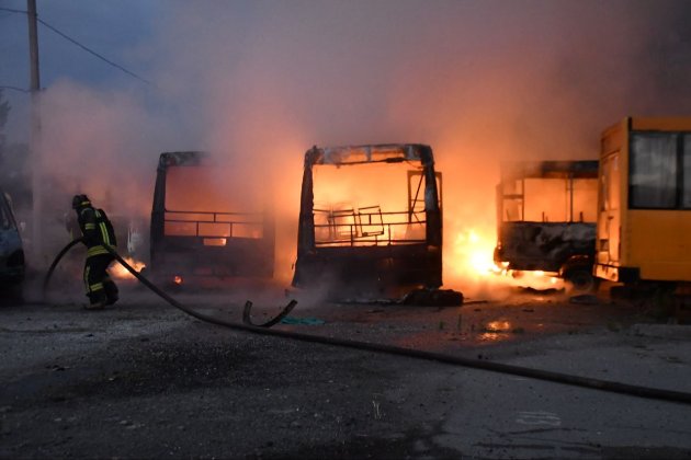 Вночі окупанти обстріляли Херсон: місто охопили пожежі (фото, відео)
