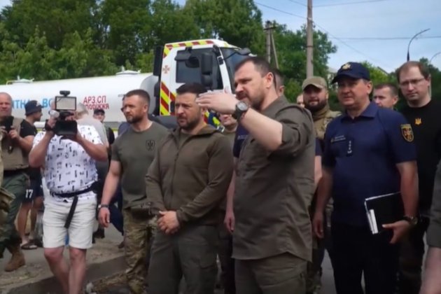 Володимир Зеленський приїхав до підтопленого Херсона: відео з переправи, де йде евакуація людей