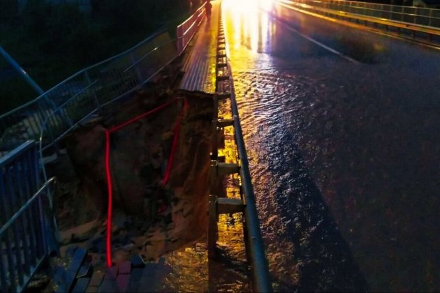 На Тернопільщині через негоду обвалилась частина струсівського мосту (фото, відео)