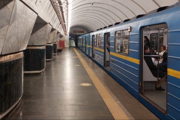 У Києві жінка впала під потяг метро і загинула (фото)