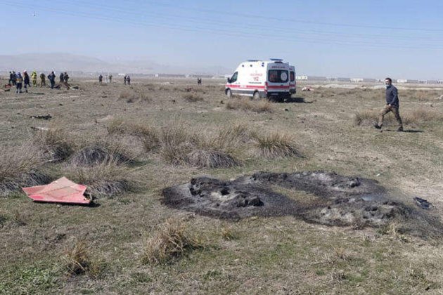 У Туреччині розбився військовий навчальний літак: двоє пілотів загинули (фото)
