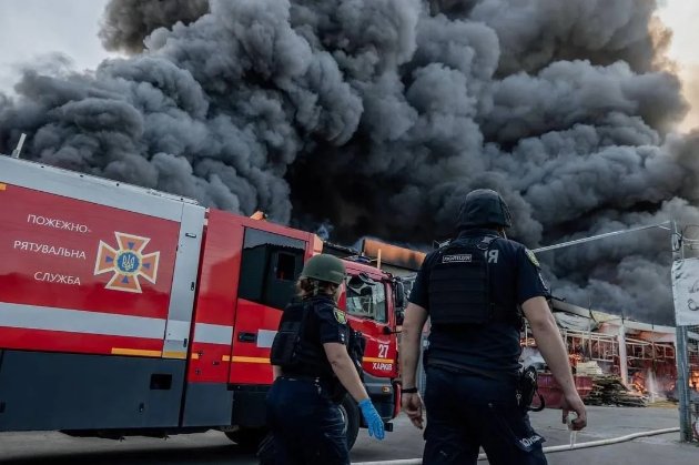 Росіяни застосовують килимові бомбардування, як Гітлер — Зеленський