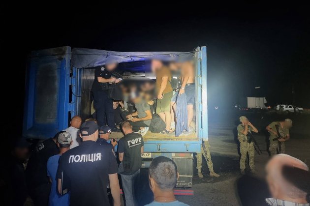 «Це рекорд». На кордоні прикордонники зупинили фуру із 41 чоловіком, яких везли до Молдови (фото, відео)