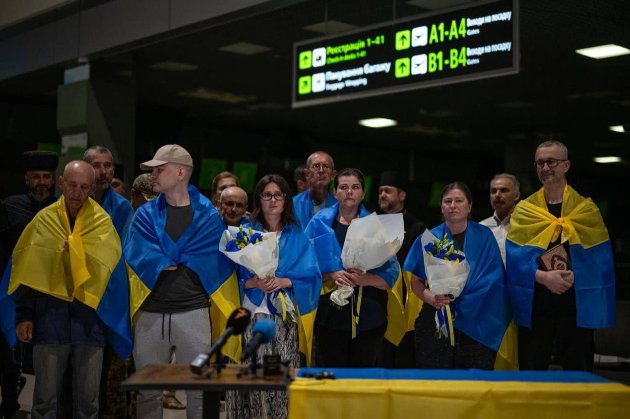 З'явилися перші кадри із звільненими з полону 10 цивільними (відео)