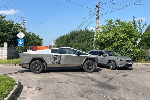 В Україні у ДТП вперше потрапив електромобіль Tesla Cybertruck (фото, відео)
