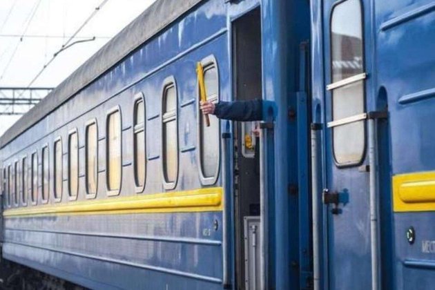 Окупанти пошкодили потяг з пасажирами під час атаки на Дніпропетровщину (відео)