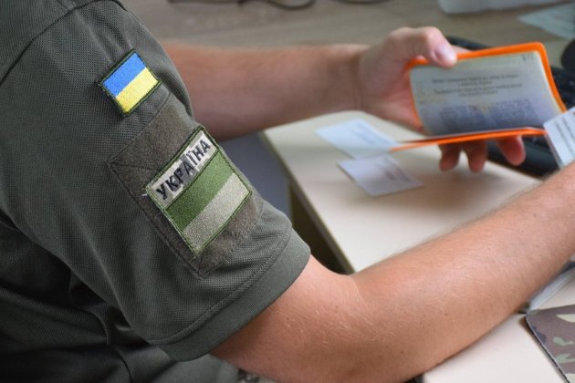 Чоловік уклав шлюб із колишньою тещею, щоб виїхати за кордон — ДПСУ (фото)