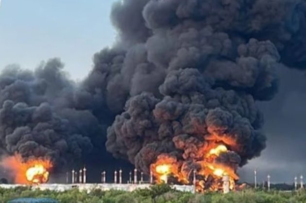 Низку регіонів росії атакували дрони: в Енгельсі горить нафтобаза, а у Брянську — імовірно, аеропорт