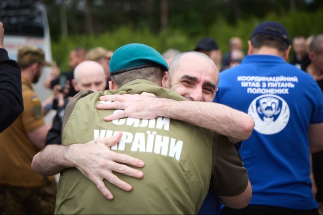 Новий етап обміну полоненими: Україна повернула додому групу важкопоранених воїнів (фото, відео)