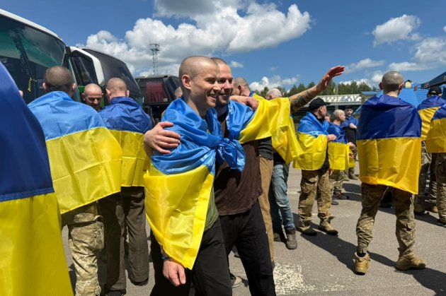 Відбувся обмін полоненими — додому повернулись 185 українських захисників (фото)