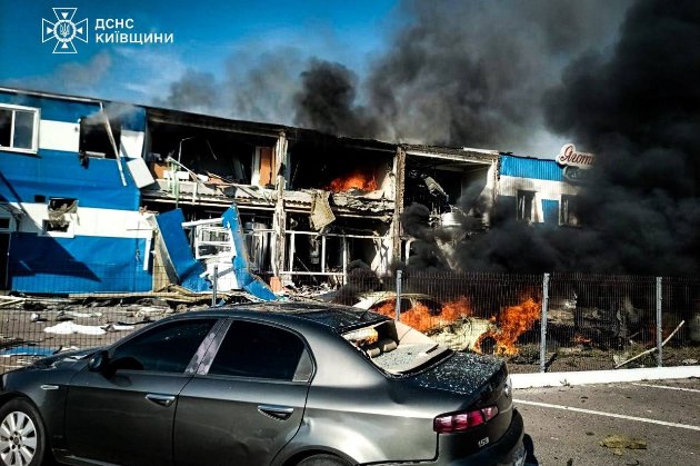 На Київщині ворожі дрони атакували харчове підприємство — зайнялась пожежа, кілька загиблих (фото)