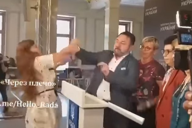 На депутата від «Слуги народу» під час промови накинулася жінка та почала його бити (відео)