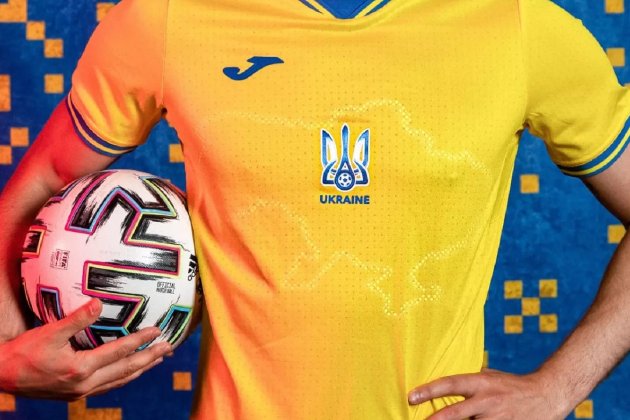 Англійська телеведуча назвала карту України на формі збірної «брудною плямою»