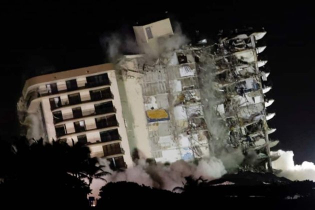 Обвал багатоповерхівки у Маямі. Залишки будівлі знищили вибухом (відео)