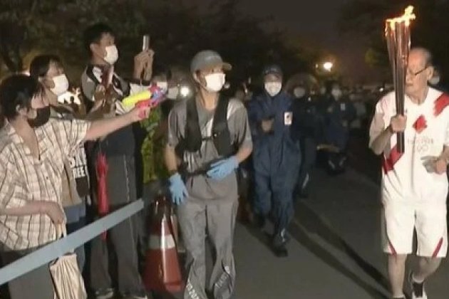 В Японії заарештували жінку, яка намагалась загасити олімпійський вогонь з водяного пістолета
