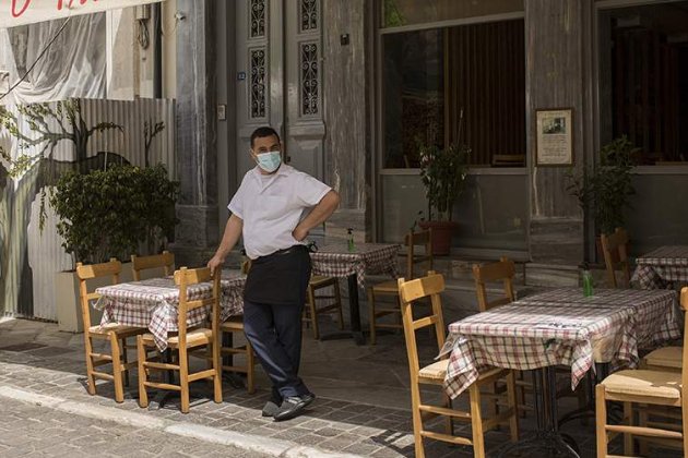Греція повертає карантинні обмеження через спалах коронавірусу серед молоді