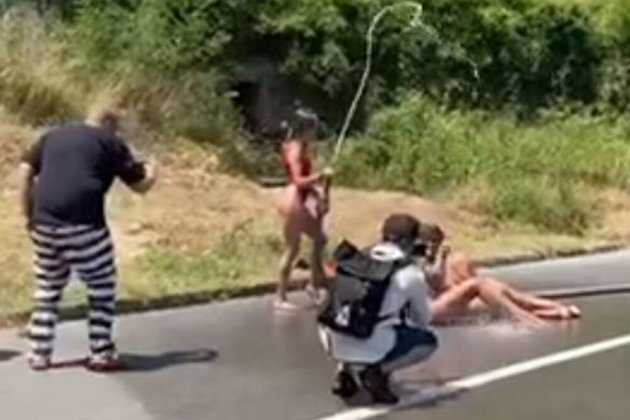 Позували оголеними посеред дороги в Чорногорії. Трьох українок арештували і оштрафували на 450 євро кожну
