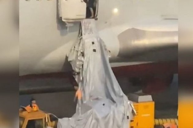 У російському аеропорту пасажир відкрив аварійний вихід у літаку через задуху