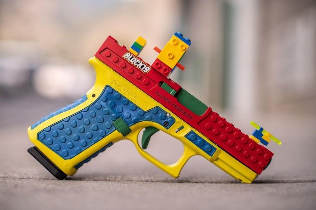 Компанія зі США випустила пістолет у вигляді дитячої іграшки та потрапила під шквал критики