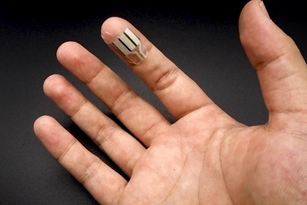 Інженери створили пластир на палець, від якого можна заряджати гаджети