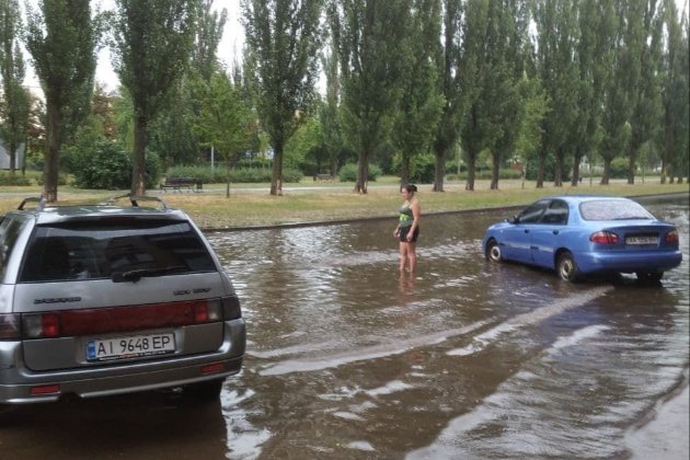 У Києві комунальник поливав клумбу під час зливи (відео)
