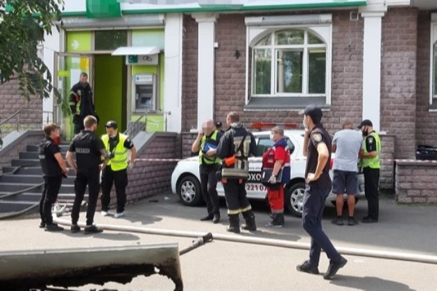У Києві жінка із «коктейлем Молотова» та пістолетом зчинила напад на банк