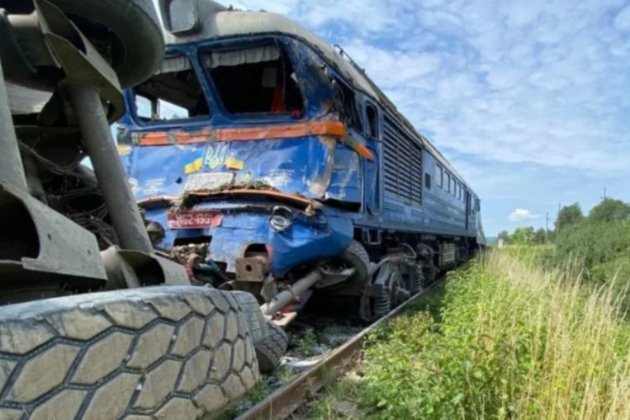 На Закарпатті пасажирський поїзд зіткнувся з вантажівкою. Є постраждалі, пасажирів евакуювали