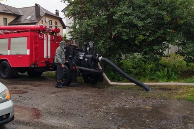 В Бердянске два человека погибли из-за обрыва электропроводов на подтопленную улицу